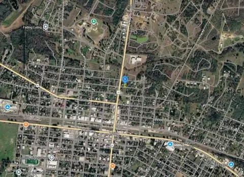703 E Jones St, Luling, TX 78648 photo 4