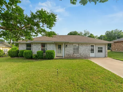 209 W Huffman St, Krum, TX 76249