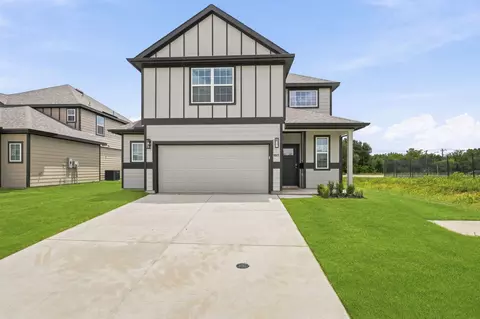 8017 Charlestown Ln, Fort Worth, TX 76140