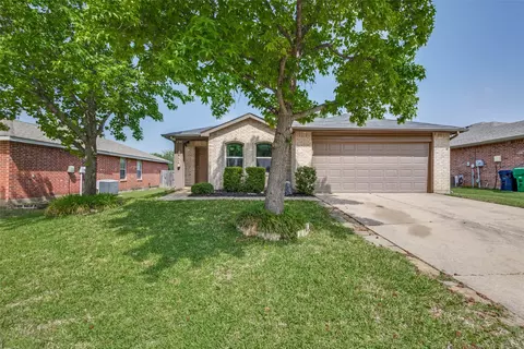 8704 Swan Park Dr, Denton, TX 76210