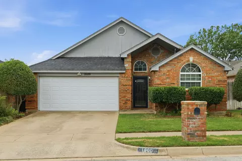1800 Pine Ridge Dr, Bedford, TX 76021
