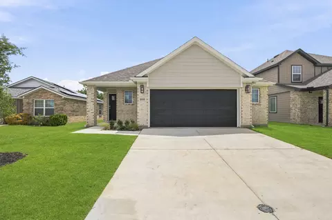 8009 Charlestown Ln, Fort Worth, TX 76140