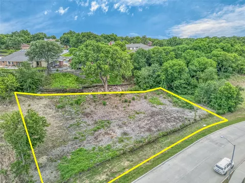738 Sterling Dr, Benbrook, TX 76126