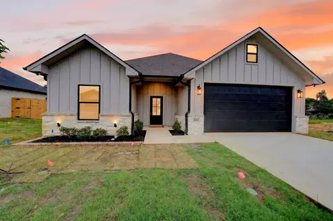 213 Central Park Ct, Athens, TX 75751