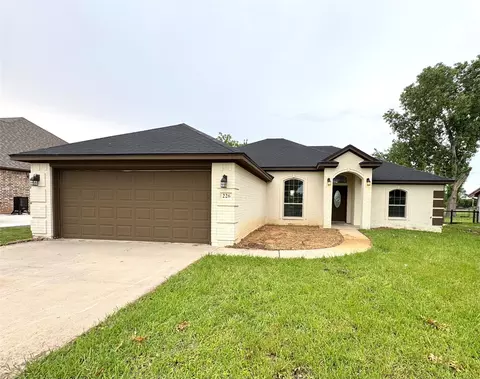 226 Lakeview Dr, Runaway Bay, TX 76426