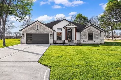 203 Saint Andrews Dr, Mabank, TX 75156