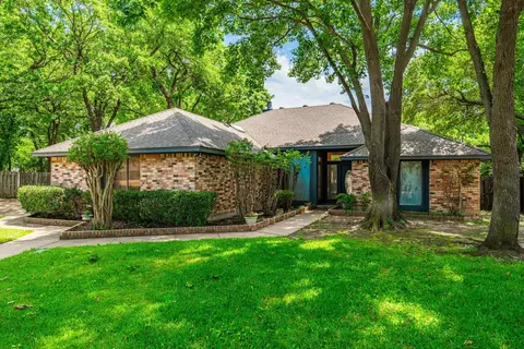 2401 Oak Shadow Ct, Arlington, TX 76017