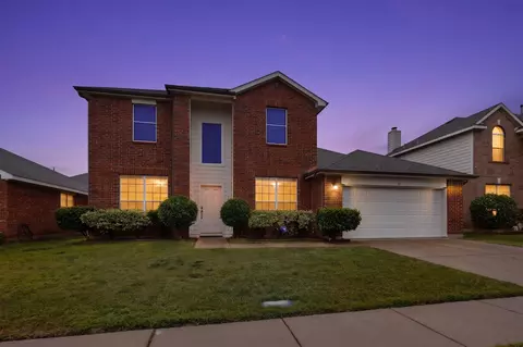 317 E Clover Park Dr, Fort Worth, TX 76140
