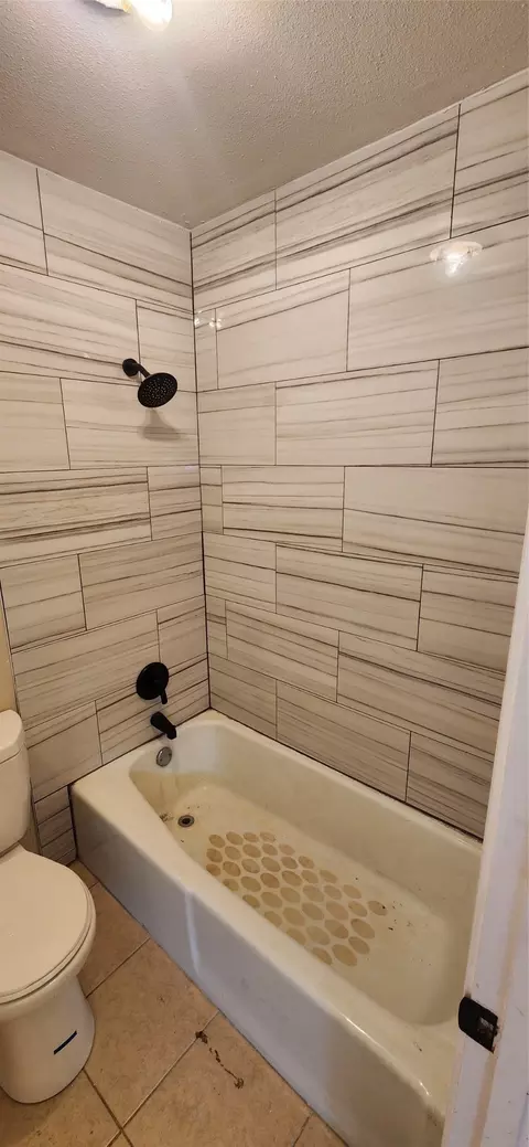 Bath - 2821 Windy Dr, Commerce, TX 75428 photo 2 of 2