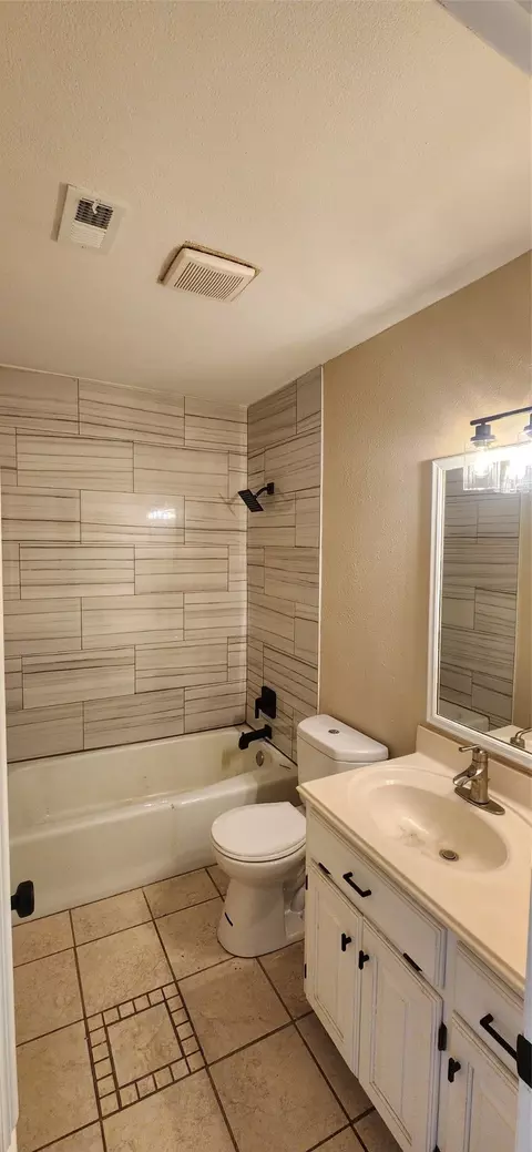 Bath - 2821 Windy Dr, Commerce, TX 75428 photo 1 of 2