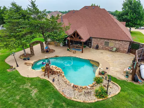 1561 Saint Andrews Dr, Red Oak, TX 75154