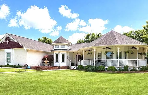 102 Palmer Dr, Comanche, TX 76442