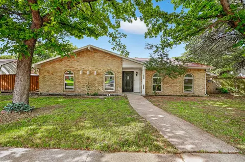 2106 Butterfield Trl, Grand Prairie, TX 75052