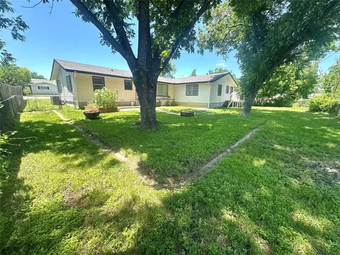 Exterior - 308 Sunset Dr, Comanche, TX 76442 photo 4 of 4