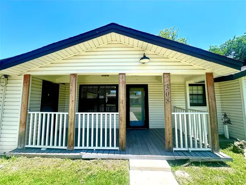 Exterior - 308 Sunset Dr, Comanche, TX 76442 photo 3 of 4