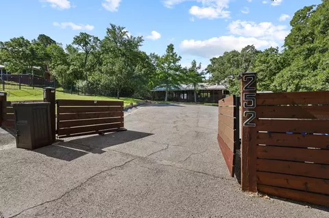 252 Hacienda Dr, Pottsboro, TX 75076