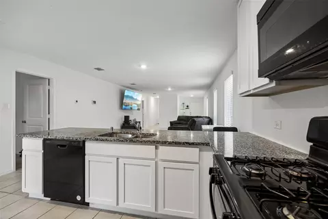 Kitchen - 1577 Forge Pond Ln, Forney, TX 75126 photo 3 of 3