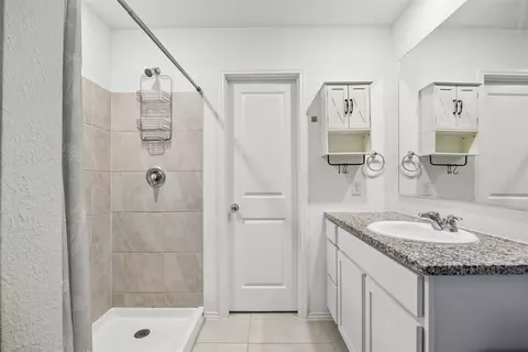 Bath - 1577 Forge Pond Ln, Forney, TX 75126 photo 3 of 4