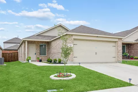 Exterior - 1577 Forge Pond Ln, Forney, TX 75126 photo 2 of 4