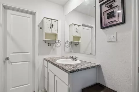 Bath - 1577 Forge Pond Ln, Forney, TX 75126 photo 2 of 4