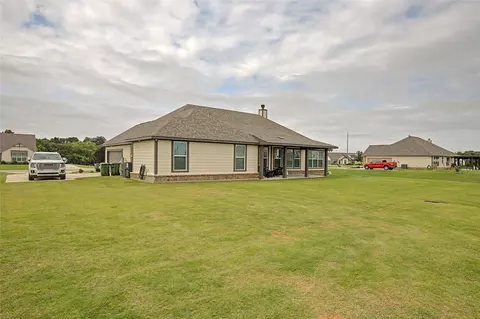 Exterior - 185 Chester Rd, Springtown, TX 76082 photo 4 of 7