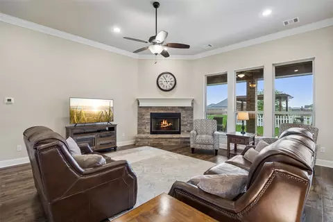 8221 Palmer Ln, Waxahachie, TX 75167