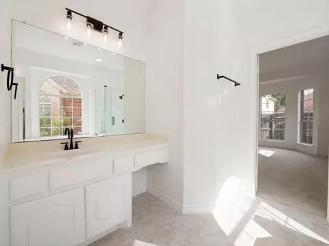 Bath - 12604 Beech Tree Ln, Euless, TX 76040 photo 6 of 6