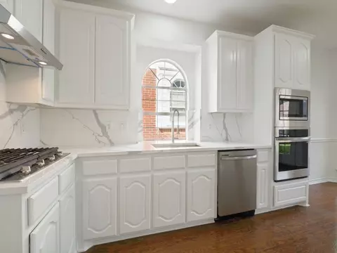 Kitchen - 12604 Beech Tree Ln, Euless, TX 76040 photo 4 of 5