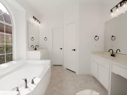 Bath - 12604 Beech Tree Ln, Euless, TX 76040 photo 5 of 6