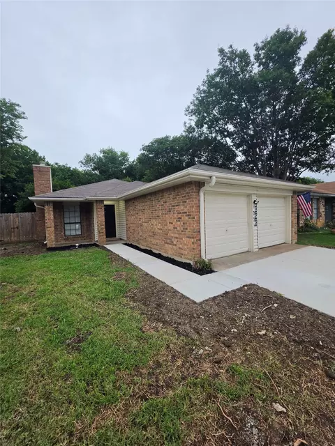 323 Valley Spring Dr, Arlington, TX 76018