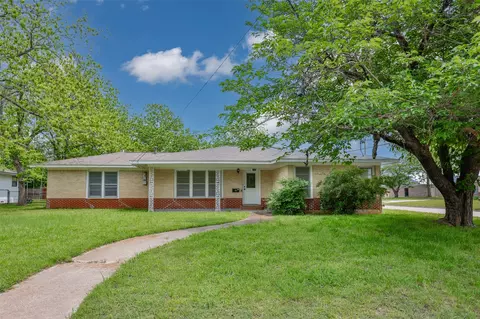 1102 Fair Ave, Gainesville, TX 76240