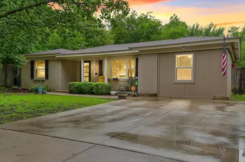 504 Parkside Dr, White Settlement, TX 76108
