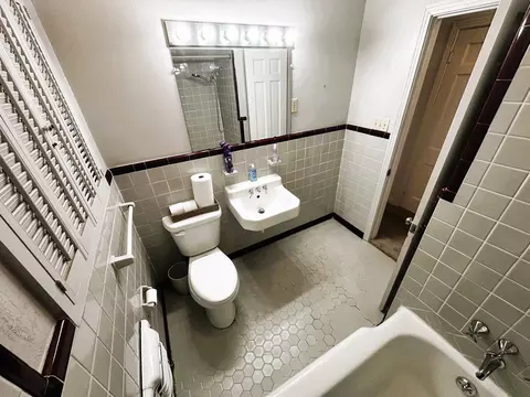 Bath - 305 Grace Ln, Terrell, TX 75160 photo 2 of 5