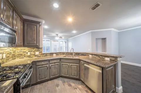 500 Waters Edge Dr #214, Lake Dallas, TX 75065