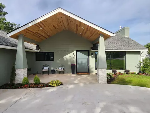 124 Sequoya Dr E, Lake Kiowa, TX 76240
