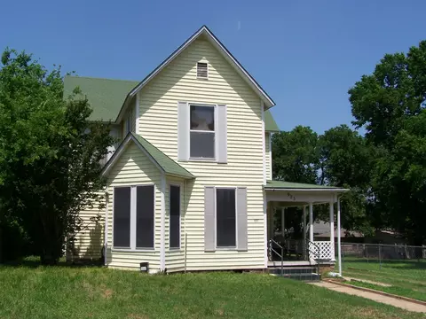 923 Nelson St, Denison, TX 75020