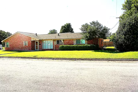 1100 N Lamb St, Bowie, TX 76230