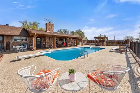 Exterior - 911 Mcvoid Rd, Springtown, TX 76082 photo 6 of 8