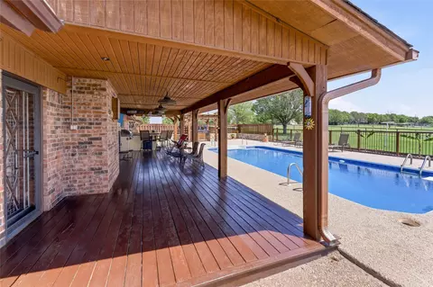 Exterior - 911 Mcvoid Rd, Springtown, TX 76082 photo 3 of 8