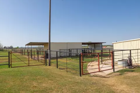 Exterior - 911 Mcvoid Rd, Springtown, TX 76082 photo 8 of 8