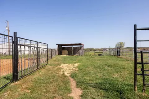 Exterior - 911 Mcvoid Rd, Springtown, TX 76082 photo 7 of 8