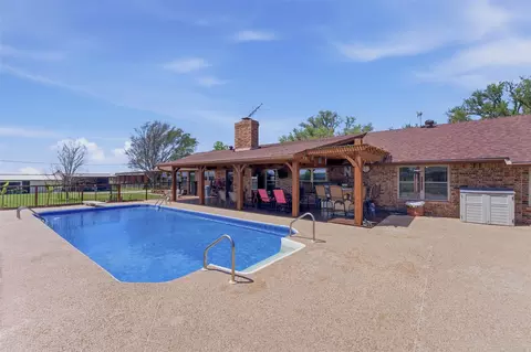 Exterior - 911 Mcvoid Rd, Springtown, TX 76082 photo 5 of 8