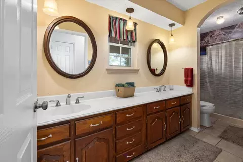 Bath - 911 Mcvoid Rd, Springtown, TX 76082 photo 3 of 3