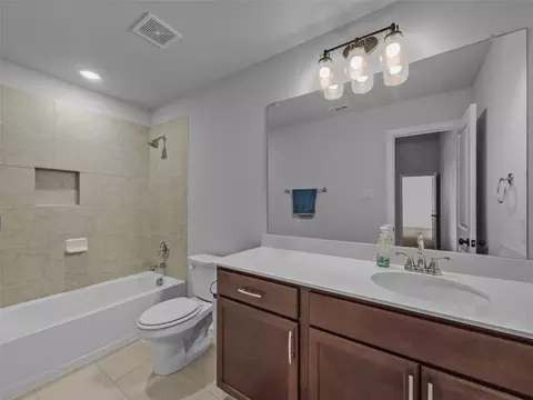 Bath - 11104 Aspen Leaf Dr, Argyle, TX 76226 photo 3 of 4