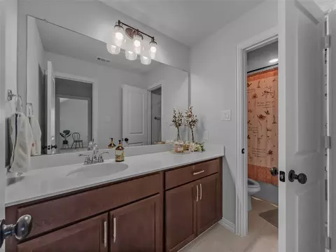 Bath - 11104 Aspen Leaf Dr, Argyle, TX 76226 photo 2 of 4
