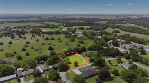 204 S Grand Ave, Wolfe City, TX 75496