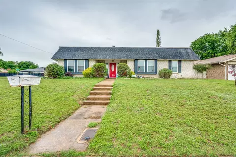 1616 Country Manor Rd, Fort Worth, TX 76134