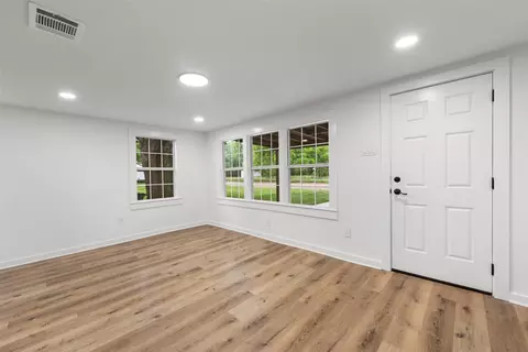 Living - 407 Johnson St, Mcgregor, TX 76657 photo 2 of 4