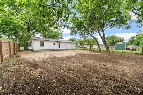 Exterior - 407 Johnson St, Mcgregor, TX 76657 photo 6 of 6
