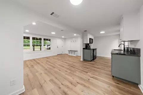Living - 407 Johnson St, Mcgregor, TX 76657 photo 4 of 4